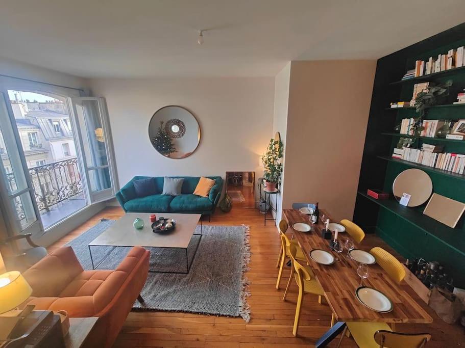 Apartment Haussmannien Avec Balcon Paris