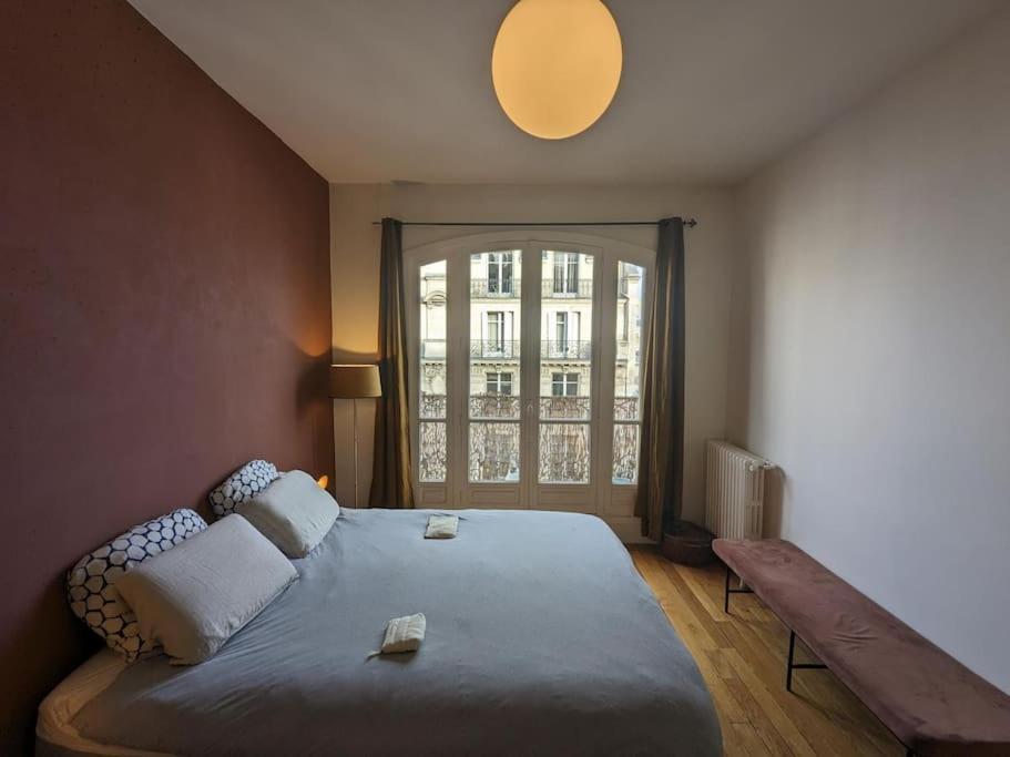 Apartment Haussmannien Avec Balcon
