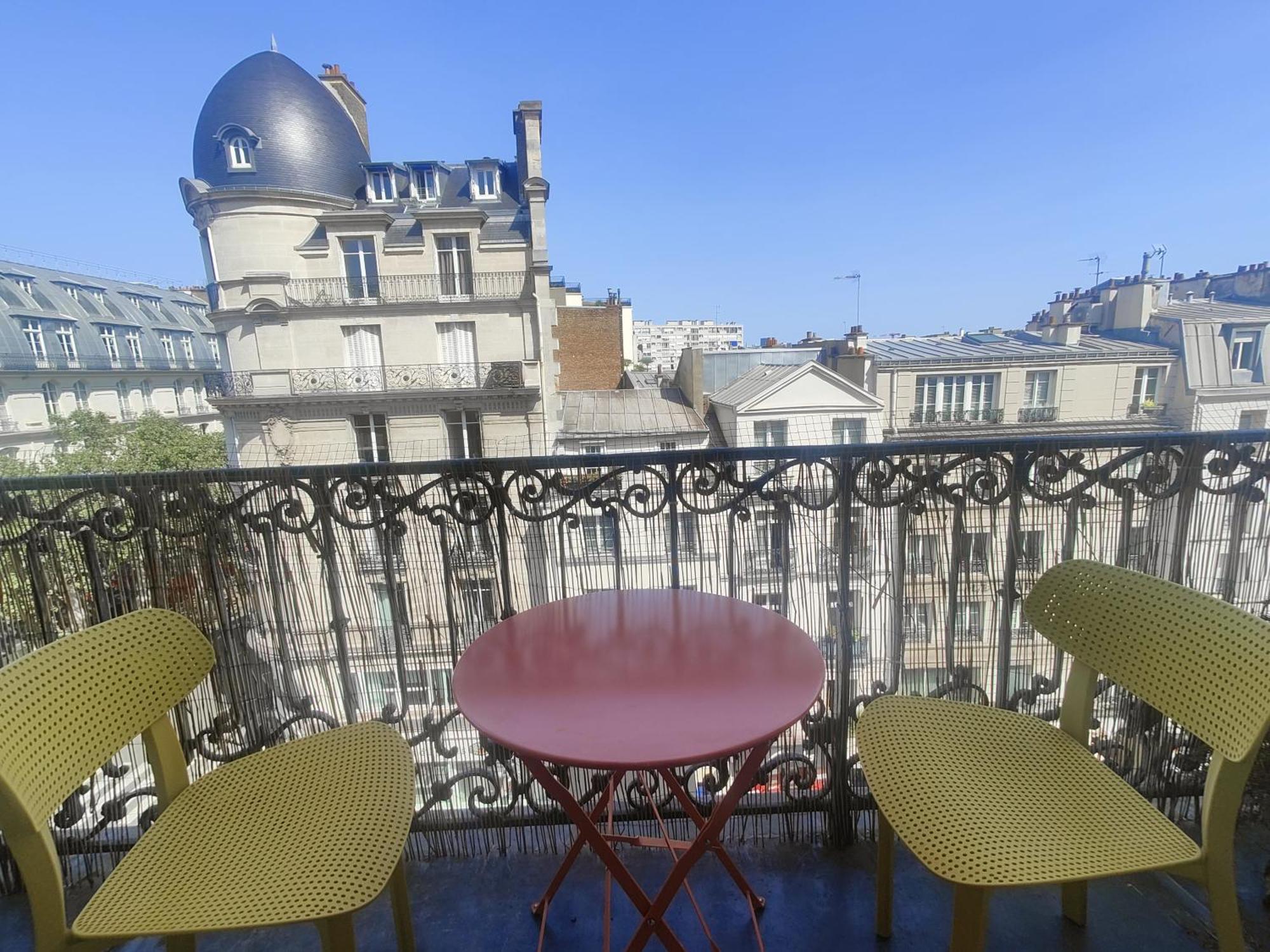 Apartment Haussmannien Avec Balcon